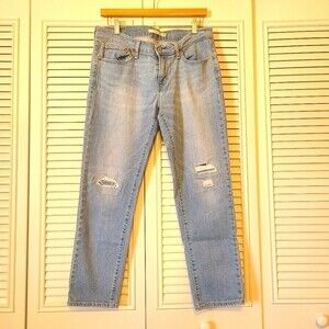 Levi's boyfriend fit light wash denim size 28